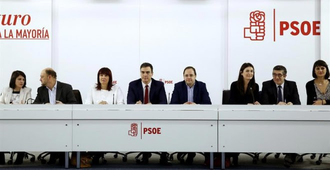 El secretario general del PSOE, Pedro Sánchez, (c), junto a su equipo, al inicio de la reunión de la Comisión Ejecutiva Federal. / SERGIO BARRENECHEA (EFE)