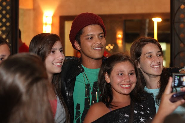Bruno Mars com fãs em Floripa (Foto: Lucas Moço/Divulgação) Bruno Mars com fãs em Floripa (Foto: Lucas Moço/Divulgação)