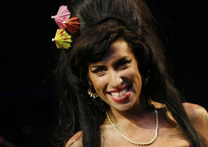 Amy Winehouse, apresentando-se no festival Glastonbury, em 2008