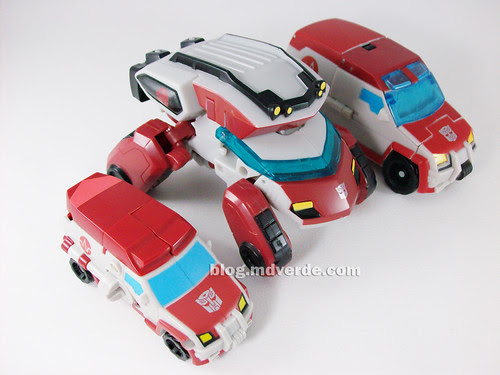 Transformers Ratchet Animated Deluxe (Cybertronian) vs Ratchet (Earth) - modo alterno