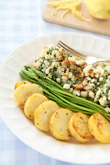 Trout with a crust, wild asparagus and baked potatoes.