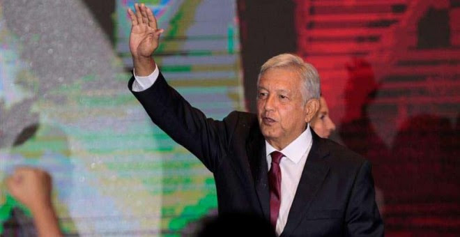 Andrés Manuel López Obrador saluda a sus seguidores tras conocer los resultados en México. (MARIO GUZMÁN | EFE)