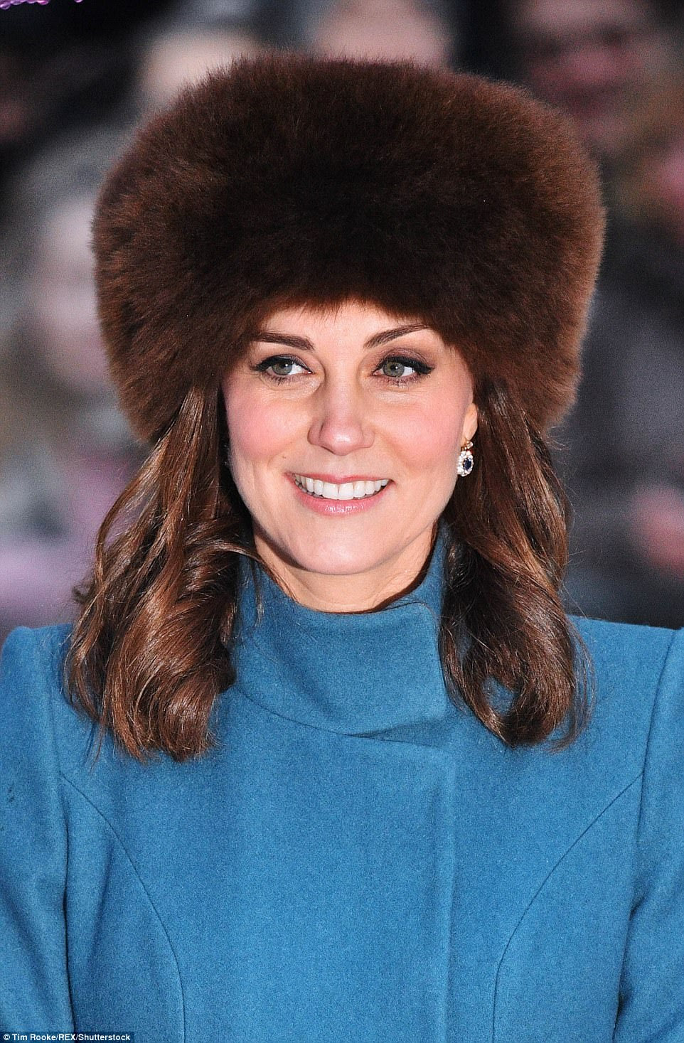 O capacete de Kate acredita ser um chapéu de pele de alpaca luxuoso Lacorine de £ 225 Sumac que ela anteriormente usava na igreja de São Maria Madalena em Sandringham em janeiro, emparelhada com um casaco de Moloh. Hoje, ela optou por um número azul Catherine Walker
