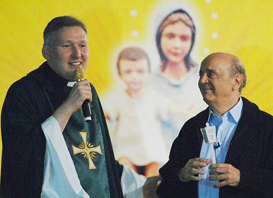 O candidato do PSDB à Prefeitura de São Paulo, José Serra, em missa celebrada pelo padre Marcelo Rossi