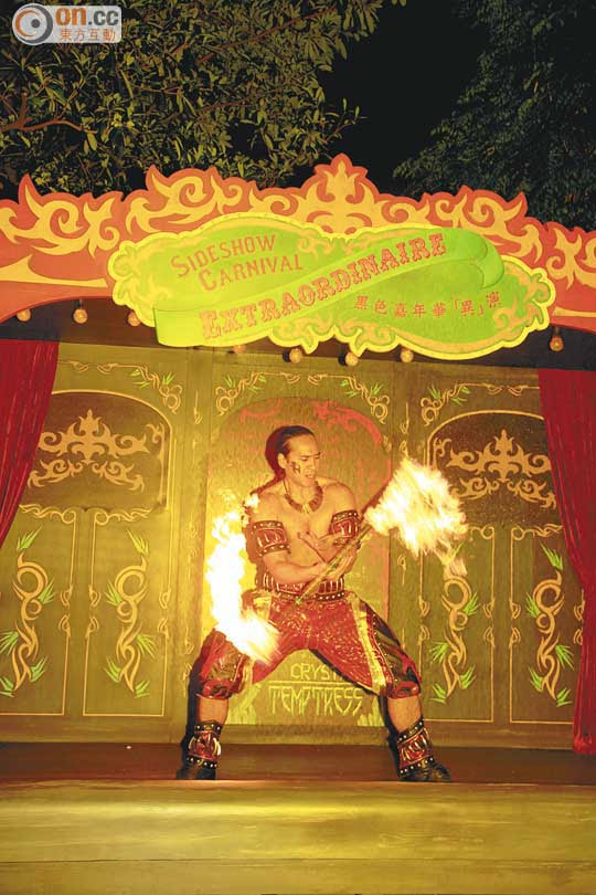 探險世界的新節目「黑色嘉年華『異』演」,有火焰神、冰女王、黑鳥夫人及森武士等的精彩演出。
