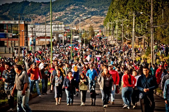 Aysen, Chile, protestas Tras varios días, las protestas fueron retomadas en Aysén luego de que el gobierno condicionara el inicio del diálogo al fin total de los bloqueos parciales de las rutas que se llevan adelante desde el inicio de las manifestaciones el 12 de febrero.