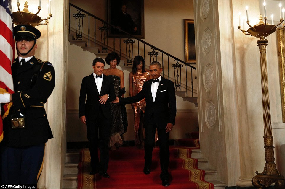 US President Barack Obama, US First Lady Michelle Obama, Italian Prime Minister Matteo Renzi and his wife Agnese Landini arrive for an official photo before the State Dinner at the White House