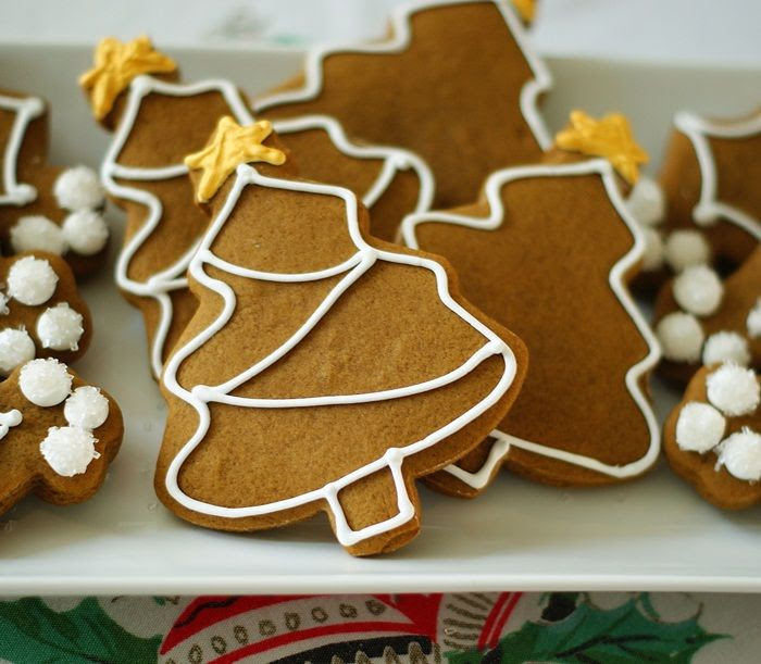 my very favorite gingerbread cookie recipe + simple ideas for decorating. ::: Simple Decorated Gingerbread Cookies @bakeat350