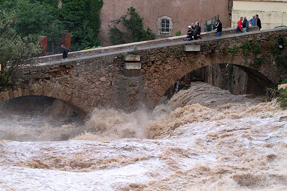 Flooding in France: People look at La Nartuby river 