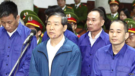 Ông Dương Chí Dũng (thứ hai từ trái sang)