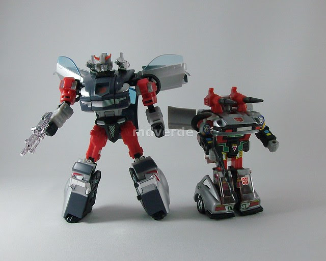Transformers Streak Henkei (Silverstreak) - modo robot vs. G1