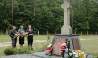 Przedstawiciele Towarzystwa Ratusz i Stali Nowa Dęba składają kwiaty pod tablicą poświęconą Polakom pomorodowanym na Wschodzie.