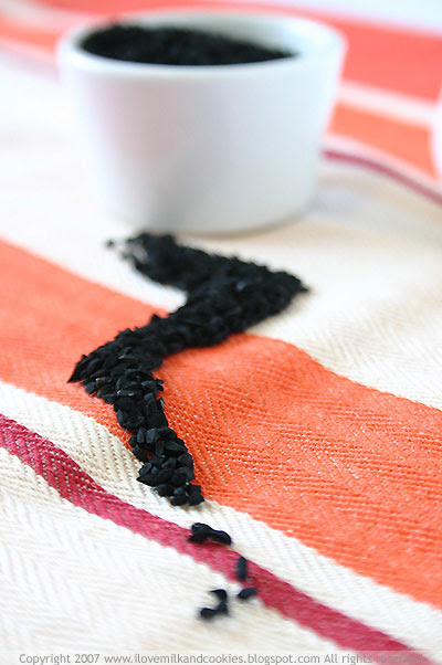 A trail of nigella seeds