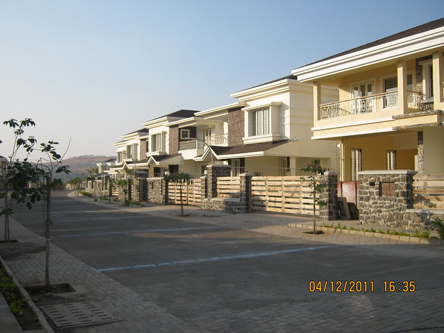 Avenue view - Visit to Paranjape Schemes' Forest Trails, Bungalows, 2 BHK & 3 BHK Flats at Bhugaon, Pune 411 042