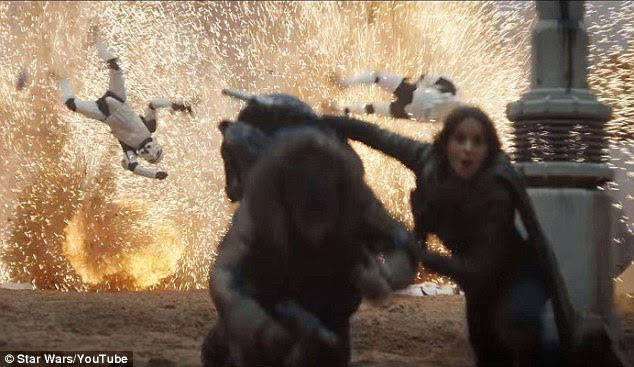 Kaboom: Jyn poderia ser visto correndo de uma explosão como alguns Stormtroopers poderia ser visto voando no ar