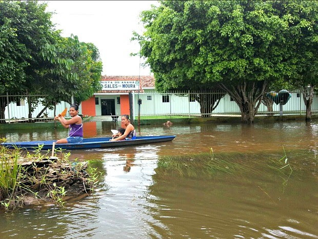 Rua que dá acesso à unidade de saúde está inundada (Foto: Susam/Divulgação) Rua que dá acesso à unidade de saúde está inundada (Foto: Susam/Divulgação)