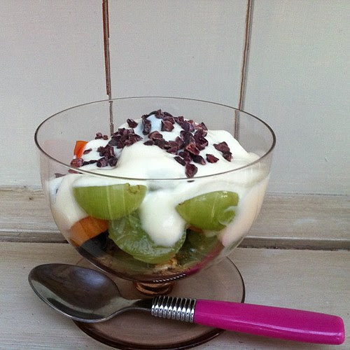 Granola, fruit & yoghurt breakfast