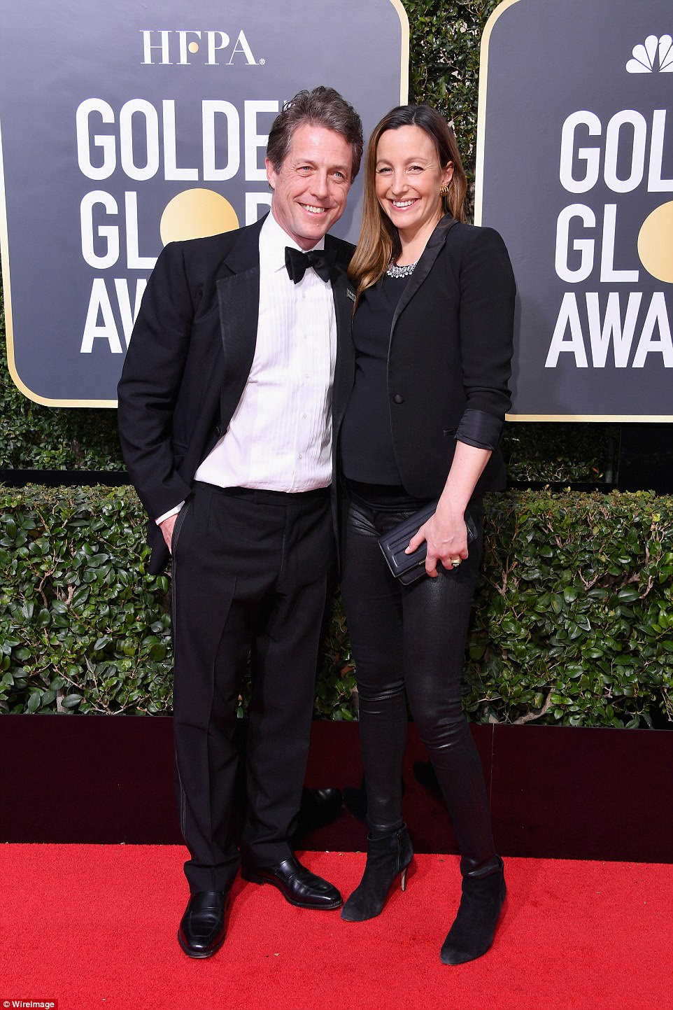 Tão feliz: Hugh Grant e sua namorada Anna Eberstein também participaram