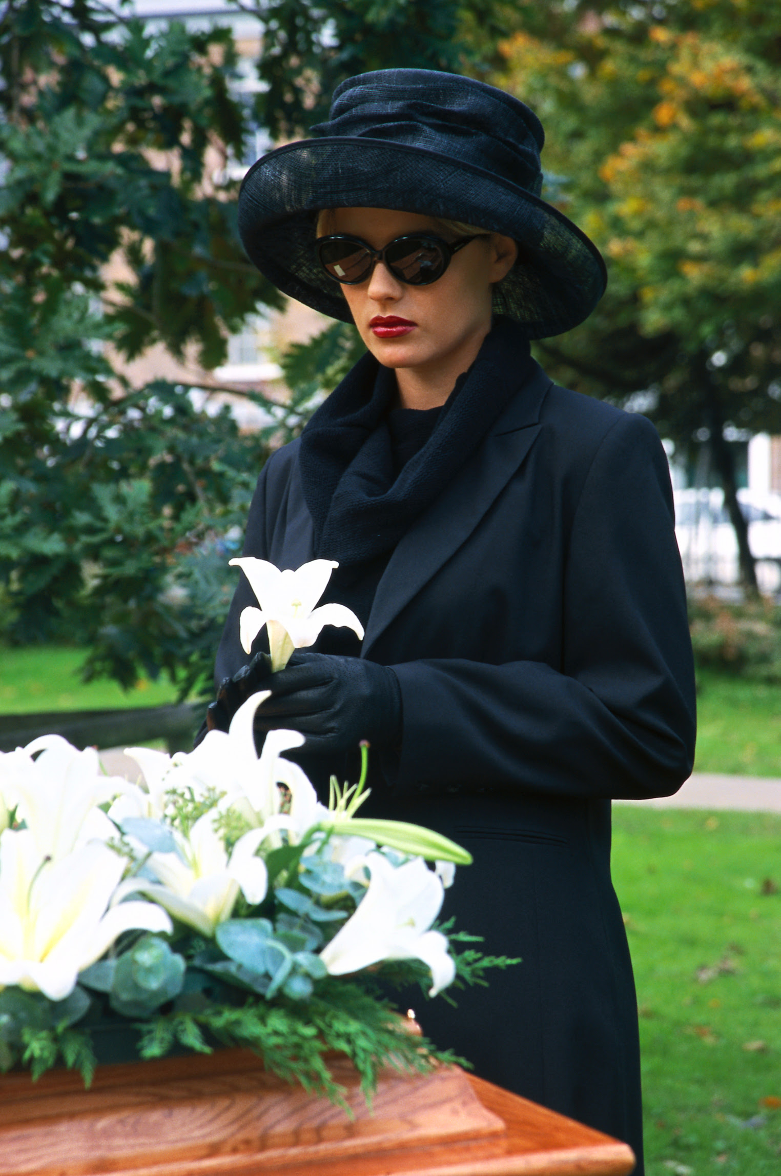 Красивые вдовы. Женщина в трауре. Траурная одежда для женщин. Шляпка на похороны.