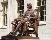 La statua delle «tre bugie» dedicata a John Harvard nel campus della famosa università americana La statua delle «tre bugie» dedicata a John Harvard nel campus della famosa università americana