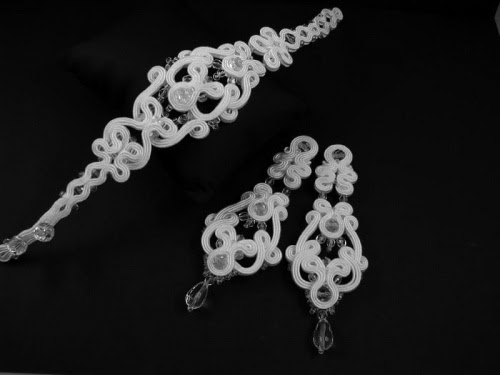 Biżuteria ślubna Swarovski. Bransoleta i kolczyki ślubne ażurowe.