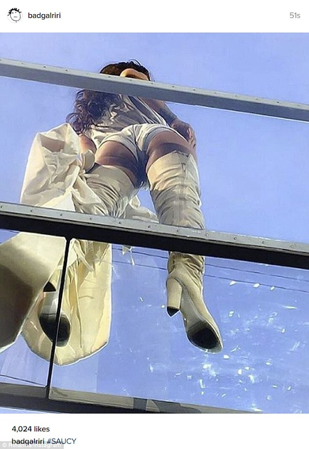 Em grande forma! Riri postou esta pressão sexy depois do concerto