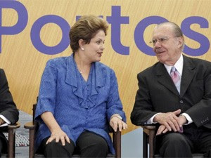 A presidente Dilma Rousseff e o presidente do Senado, José Sarney, durante cerimônia de anúncio do programa de investimento em portos (Foto: Roberto Stuckert Filho/PR)