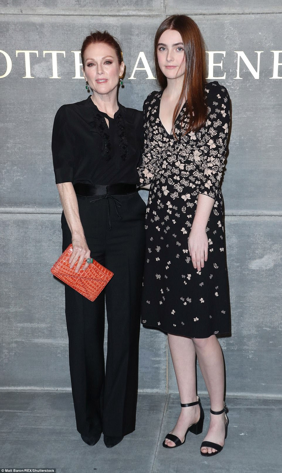 Ligação mãe / filha: Julianne Moore, 57, chegou ao estilo do desfile da Bottega Veneta na Big Apple na sexta-feira e trouxe sua filha de 15 anos Liv Freundlich