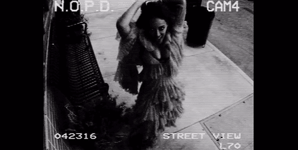 Apesar knowning que que as imagens deste câmera de CCTV irá diretamente para o departamento de polícia de Nova Orleans (e, provavelmente, a mídia), Beyoncé ataca-lo. Auto destruição.