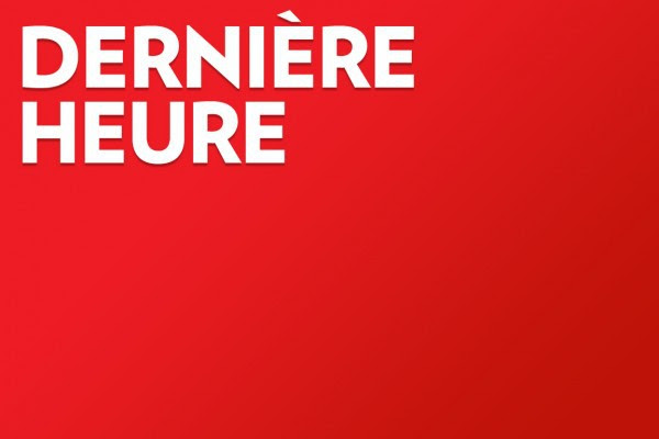 Un hélicoptère assurant une navette avec des plateformes pétrolières en mer du...