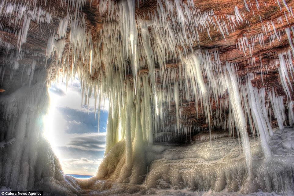 Explorez l'intérieur magnifique rempli de glace des grottes île Apôtre Lakeshore Parc national dans le Wisconsin