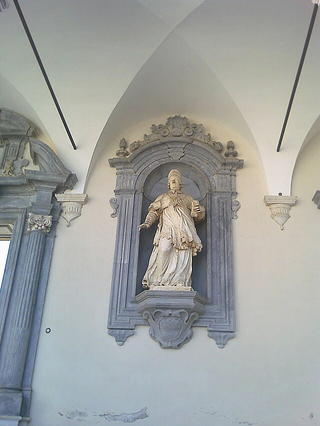Statue ingresso terzo chiostro.jpg