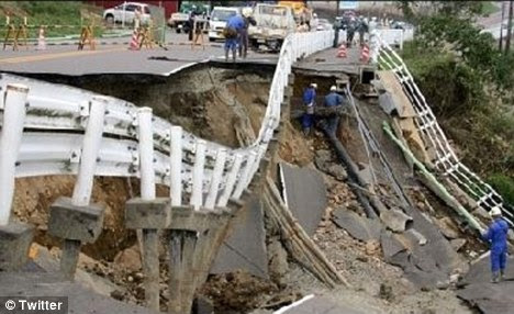 Gempa bumi menyebabkan kerusakan yang luas termasuk runtuhnya jalan utama
