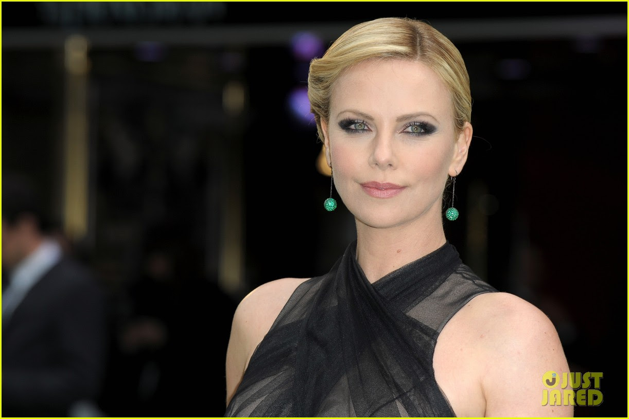 Charlize Theron & Kristen Stewart: 'Snow White' World Premiere! charlize theron kristen stewart snow white world premiere 07