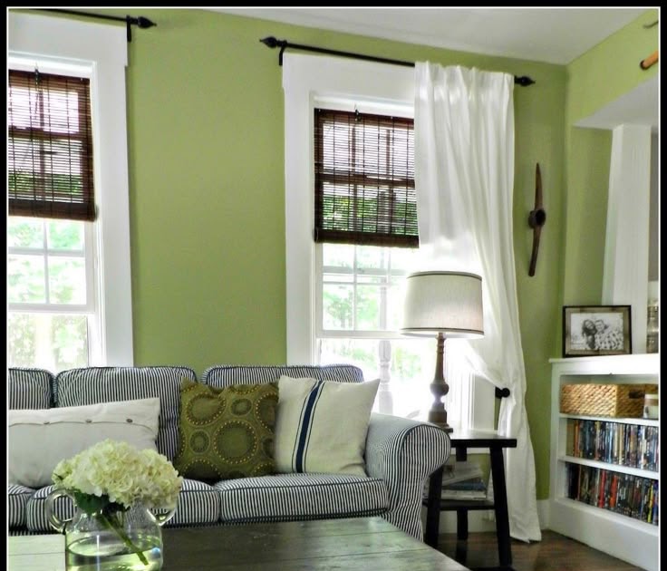 Sala de estar en verde con detalles en azul marino #1419321369