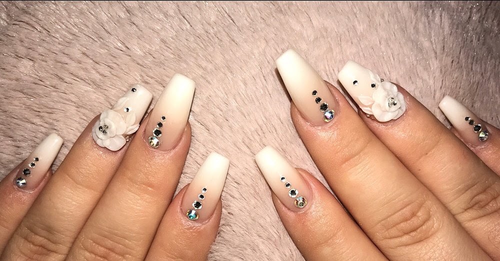 Nail Art White And Pink