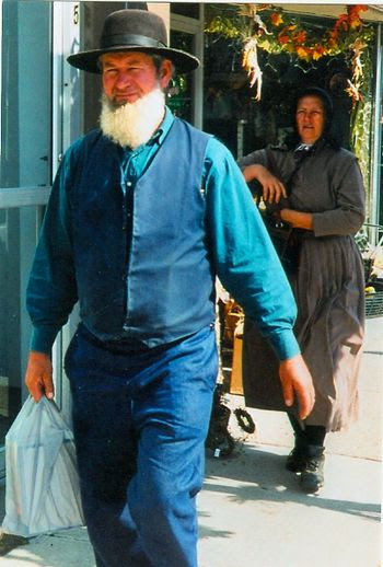 English: Amish couple shopping in Aylmer, Onta...