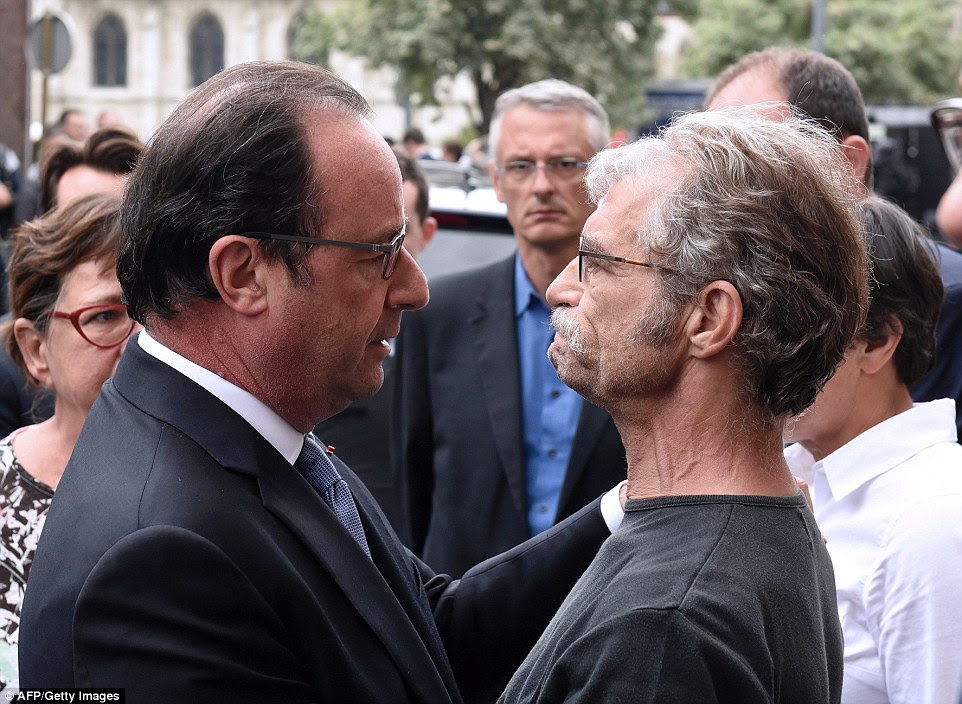 O presidente francês, François Hollande (foto abraçando o prefeito da cidade Hubert Wulfranc) disse que a França está "em guerra" com ISIS enquanto o grupo terrorista assumiu a responsabilidade pela morte