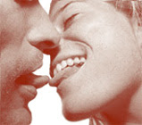 Il bacio leccando la lingua: lingua su lingua
