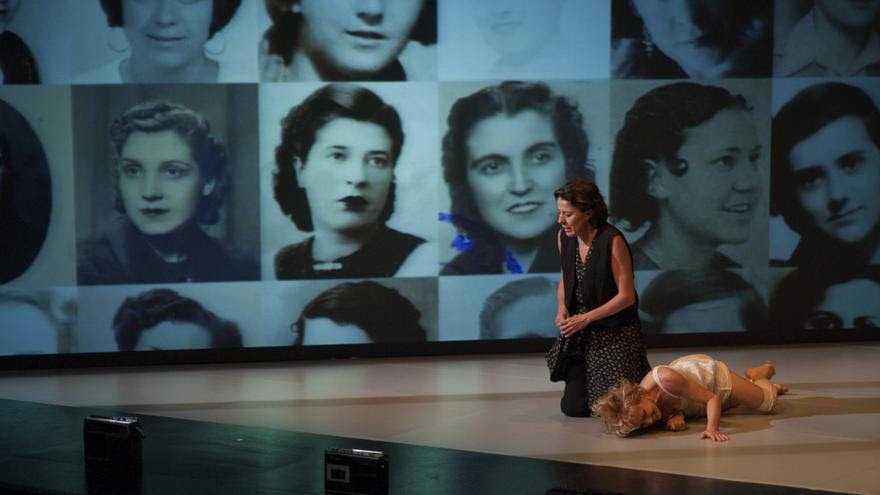 Son solo mujeres, dirigida por Carme Portacelli y representada en el Teatro Abadía