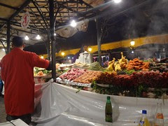 Restaurante com grande variedade de comida em Marrakech