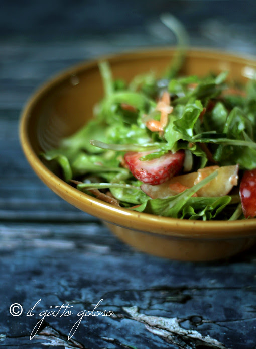 insalata di fragole, pesche, carote, capperi e yogurt