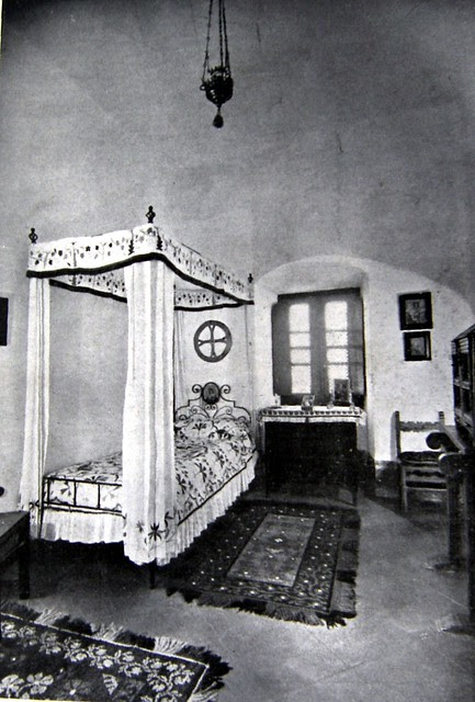 Dormitorio del Hospital Tavera hacia 1947. Revista Arte Hogar