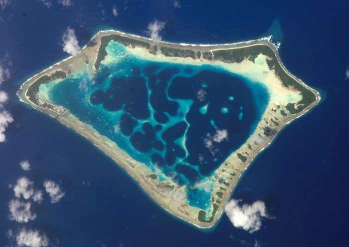 Taman nasional yang melindungi karang karang yang berbentuk atol di sulawesi adalah