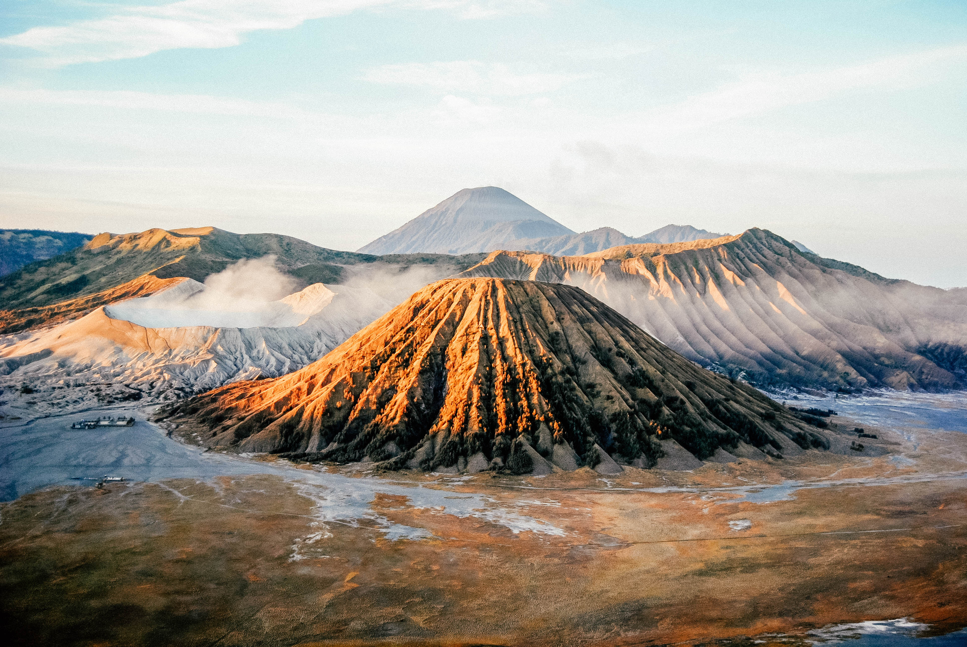 Вулкан брома. Гора Бромо Индонезия. Долина вулканов Ява. Вулкан Бромо в Индонезии. Бали Долина вулкан.