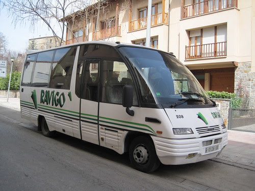 Microbus Iveco de l'empresa RAVIGO a Ripoll (Ripollès)