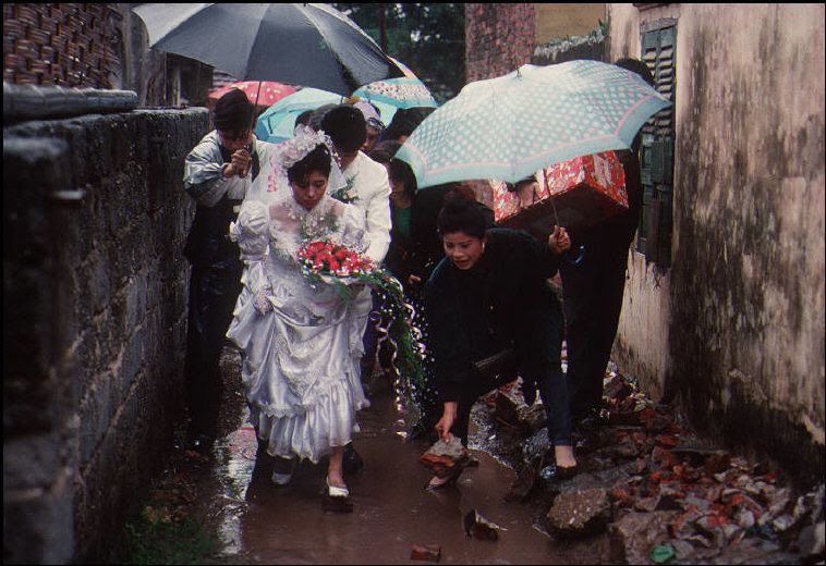 Ảnh chất về Hà Nội năm 1994-1995 của Bruno Barbey (1) - Ảnh 1 Anh chat ve Ha Noi nam 1994-1995 cua Bruno Barbey (1) - Anh 1