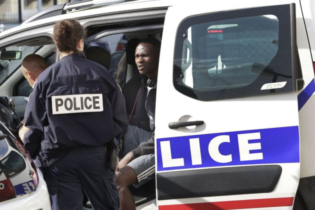 La policÃ­a francesa detiene y devuelve en la frontera a los migrantes que intentan cruzar hacia el norte de Francia.