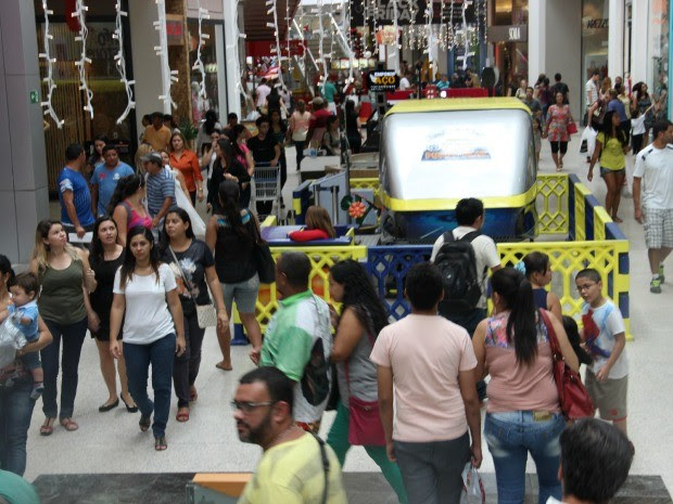 Shopping na Zona Centro-Sul registra movimento intenso (Foto: Suelen Gonçalves/G1 AM)
