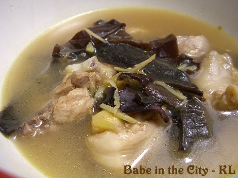 Chicken and Black Fungus With Wine Soup